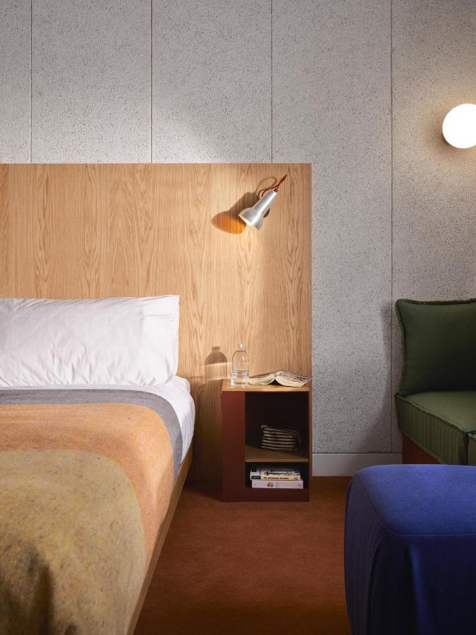 Ace Hotel Sydney Exterior foto A wall-mounted bedside light
